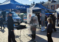 stoisko policyjne na festynie promującym idee rejestracji w bazie dawców szpiku