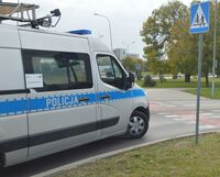 policyjny radiowóz przed przejściem dla pieszych