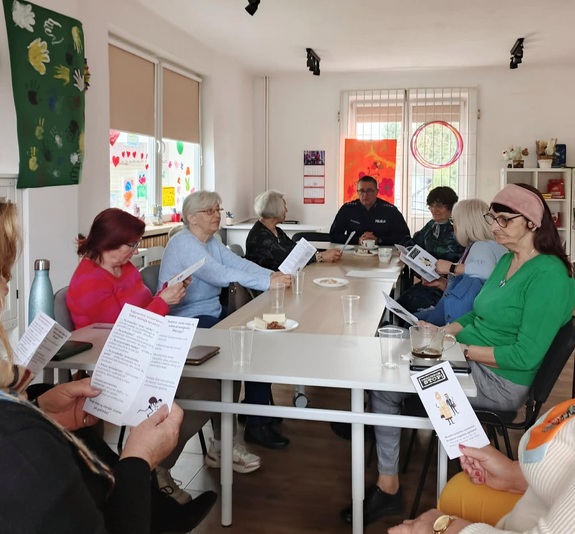 policjant w czasie spotkania z seniorami