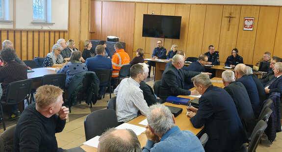 mieszkańcy i policjanci podczas debaty