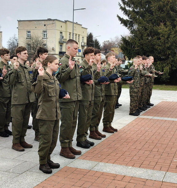 uczniowie klasy mundurowej w czasie ślubowania