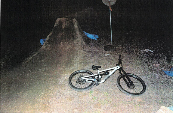 obok skarpy leży rower