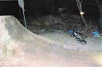 obok skarpy leży rower