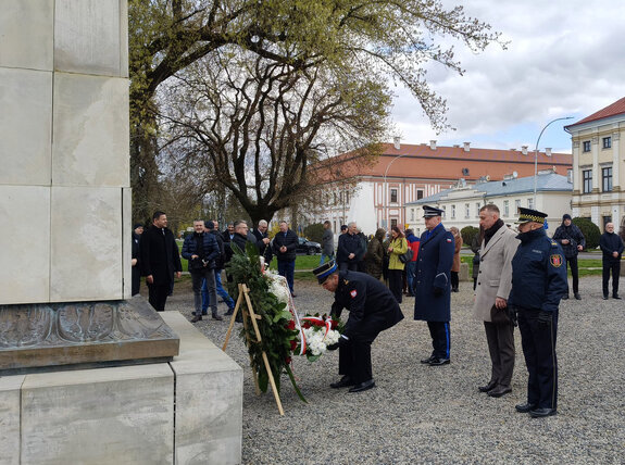 delegacja służb mundurowych składa wieniec pod pomnikiem Jana Zamoyskiego