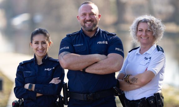 troje policjantów, dwie kobiety i mężczyzna w środku