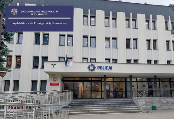 wejście do budynku Komendy Miejskiej Policji w Zamościu
