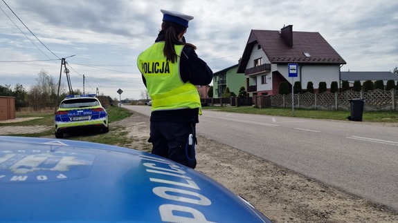 policjantka z miernikiem prędkości