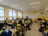 eliminacje dla szkół z Zamościa Turnieju Bezpieczeństwa w Ruchu Drogowym, młodzież rozwiązuje test