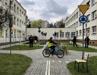 uczestnicy jeżdżą po miasteczku rowerowym w czasie eliminacji dla szkół z Zamościa Turnieju Bezpieczeństwa w Ruchu Drogowym