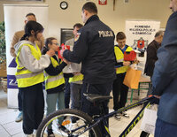 rozdawanie nagród w czasie eliminacji dla szkół z Zamościa Turnieju Bezpieczeństwa w Ruchu Drogowym