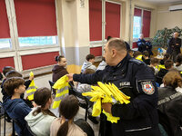 policjant rozdaje kamizelki odblaskowe uczestnikom eliminacji dla szkół z Zamościa Turnieju Bezpieczeństwa w Ruchu Drogowym