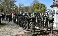 salwa honorowa pododdziału wojska w czasie uroczystości upamiętniającej zbrodnię katyńską