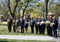 służby mundurowe podczas  uroczystości upamiętniających zbrodnię katyńską