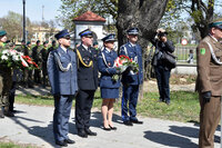 służby mundurowe podczas  składania kwiatów pod pomnikiem w czasie uroczystości upamiętniających zbrodnię katyńską