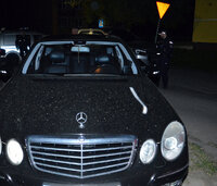 osobowy mercedes i stojący za nim policjanci