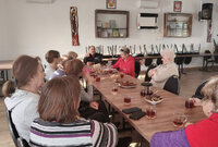 policjant z mieszkańcami Szopinka w czasie spotkania profilaktycznego