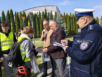 policjanci i uczestnicy Turnieju Bezpieczeństwa w Ruchu Drogowym