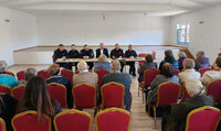 policjanci w czasie debaty z mieszkańcami gminy Adamów