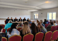 policjanci w czasie debaty z mieszkańcami gminy Adamów
