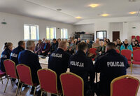 policjanci w czasie debaty z mieszkańcami gminy Adamów