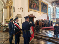msza święta z udziałem pocztów sztandarowych służb mundurowych