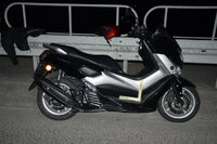 motocykl oparty o bariery ochronne na moście