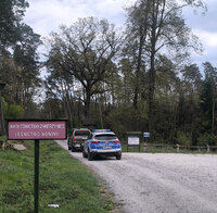 do lasu wjeżdżają radiowóz i pojazd straży leśnej