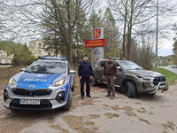 policjant i leśnik obok pojazdów służbowychi