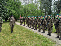 Uroczyste obchody rocznicy zakończenia drugiej wojny światowej. Dowódca wojskowy wita się z pododdziałem.