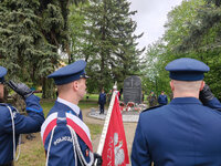 poczet sztandarowy Komendy miejskiej Policji w Zamościu w czasie obchodów rocznicy zakończenia drugiej wojny światowej.