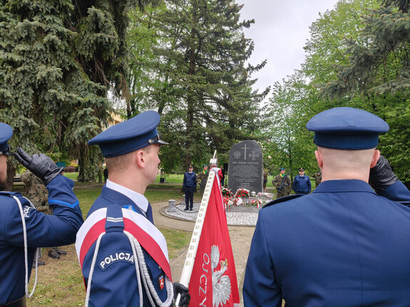 poczet sztandarowy Komendy miejskiej Policji w Zamościu w czasie obchodów rocznicy zakończenia drugiej wojny światowej.