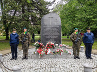 pomnik rocznicy kapitulacji III Rzeszy przy ulicy Piłsudskiego na osiedlu Planty w Zamościu z wartą honorową