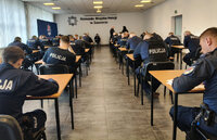 policjanci przy stolikach piszą test wiedzy