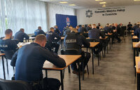 policjanci przy stolikach piszą test wiedzy