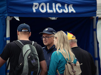 policjant i dwie osoby