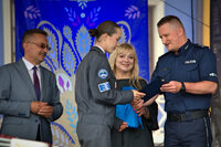 Komendant Miejski Policji w Zamościu wręcza nagrodę laureatce konkursu plastycznego