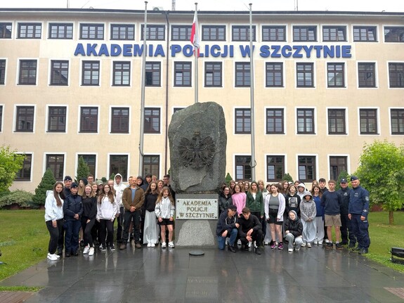 grupowe zdjęcie uczniów przed budynkiem akademii Policji w Szczytnie