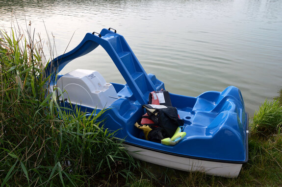 przy brzegu zbiornika wodnego rower wodny