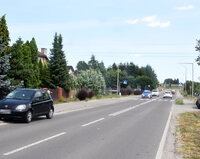 na poboczu stoi osobowa toyota z uszkodzoną przednią szybą, w tle na jezdni stoi radiowóz