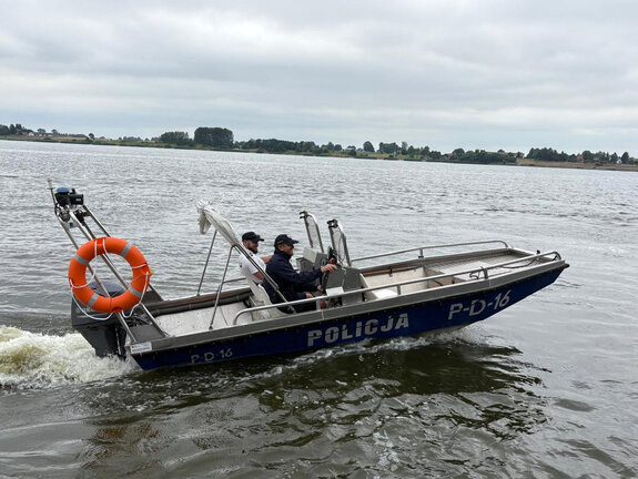 policyjna łódka płynie po zalewie