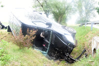 bus w przydrożnym rowie