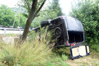 na boku w przydrożnym rowie leży bus