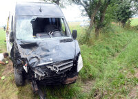 uszkodzony mercedes typu bus stoi obok przydrożnego rowu