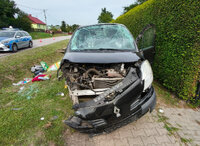 miejsce wypadku drogowego w miejscowości Wólka Wieprzecka, przy rowie stoi uszkodzony pojazd Renault