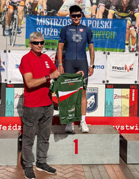 policjantka w sportowym stroju na podium