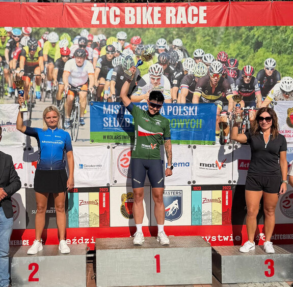 policjantka w sportowym stroju na podium
