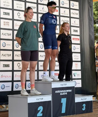 trzy kobiety na podium wyścigów kolarskich