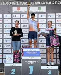 trzy kobiety na podium wyścigów kolarskich