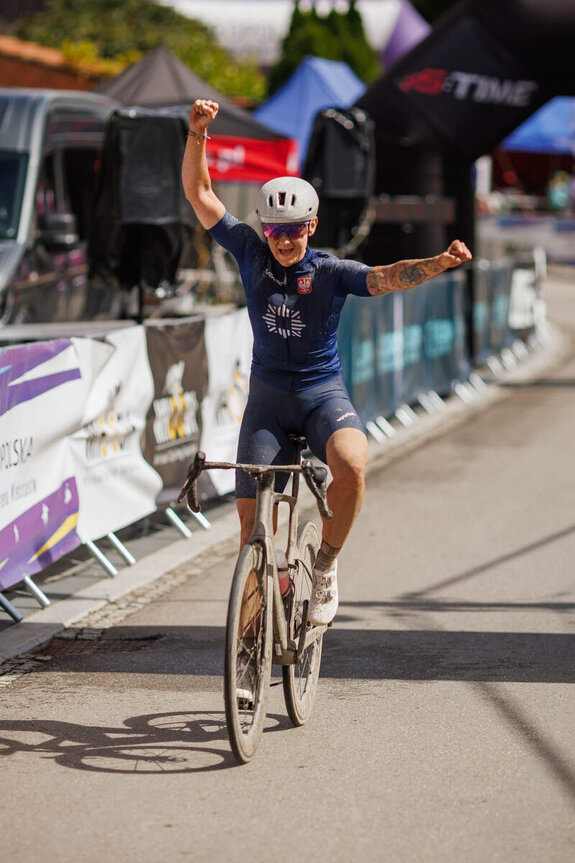 policjantka w stroju sportowym jedzie na rowerze