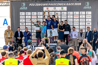 mężczyźni na podium kolarskich wyścigów, pod sceną ludzie
